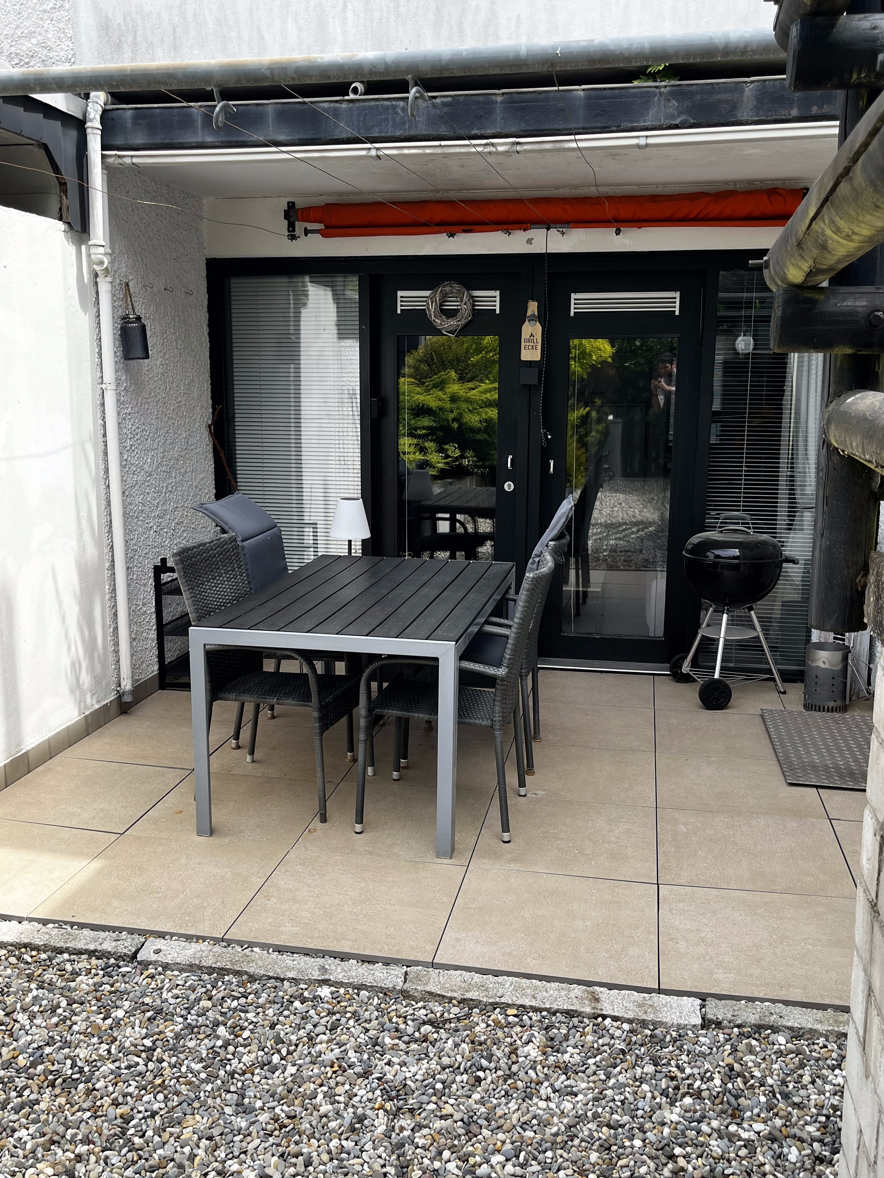 Terrasse mit Tisch und Grill