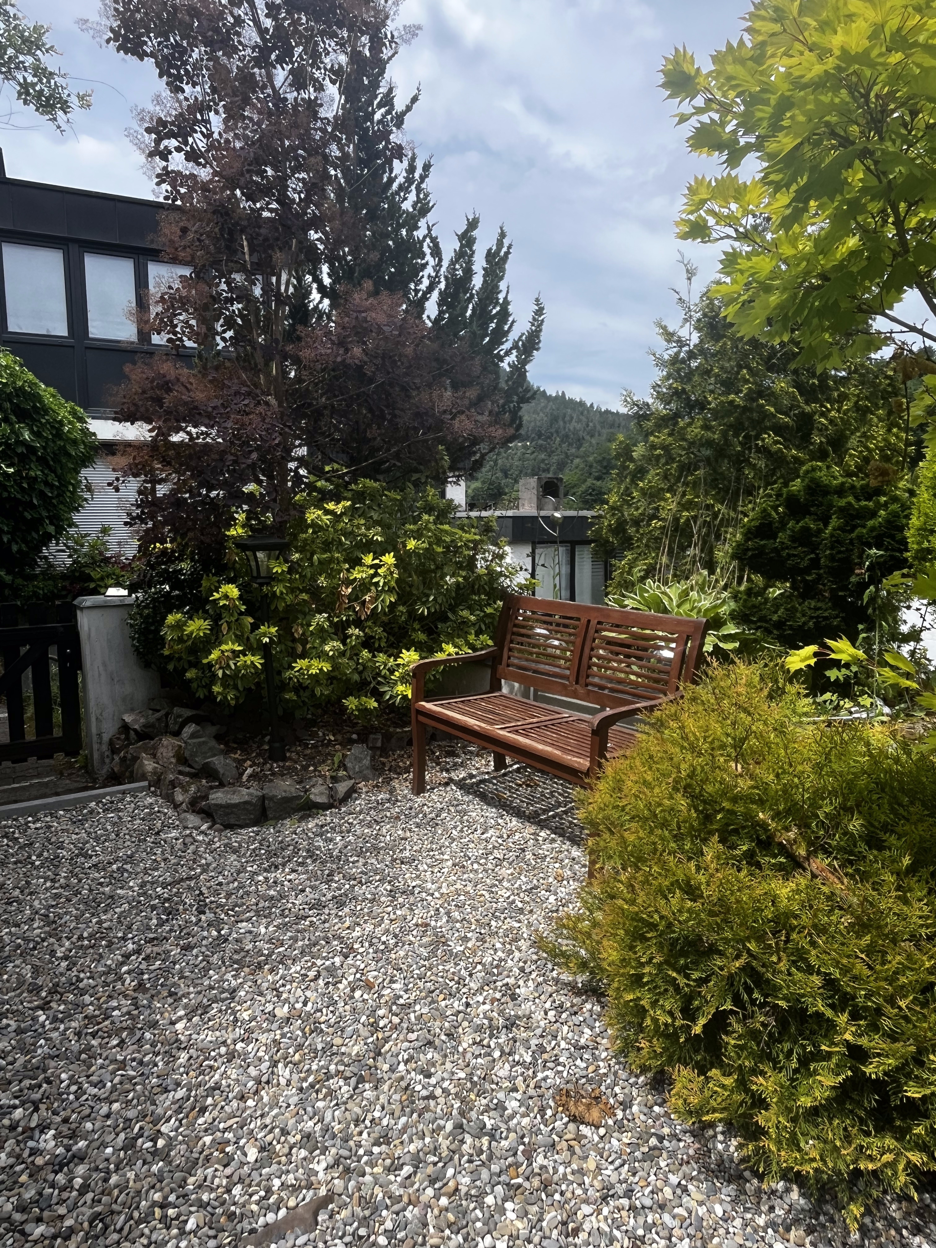 Gartenbank im Grünen