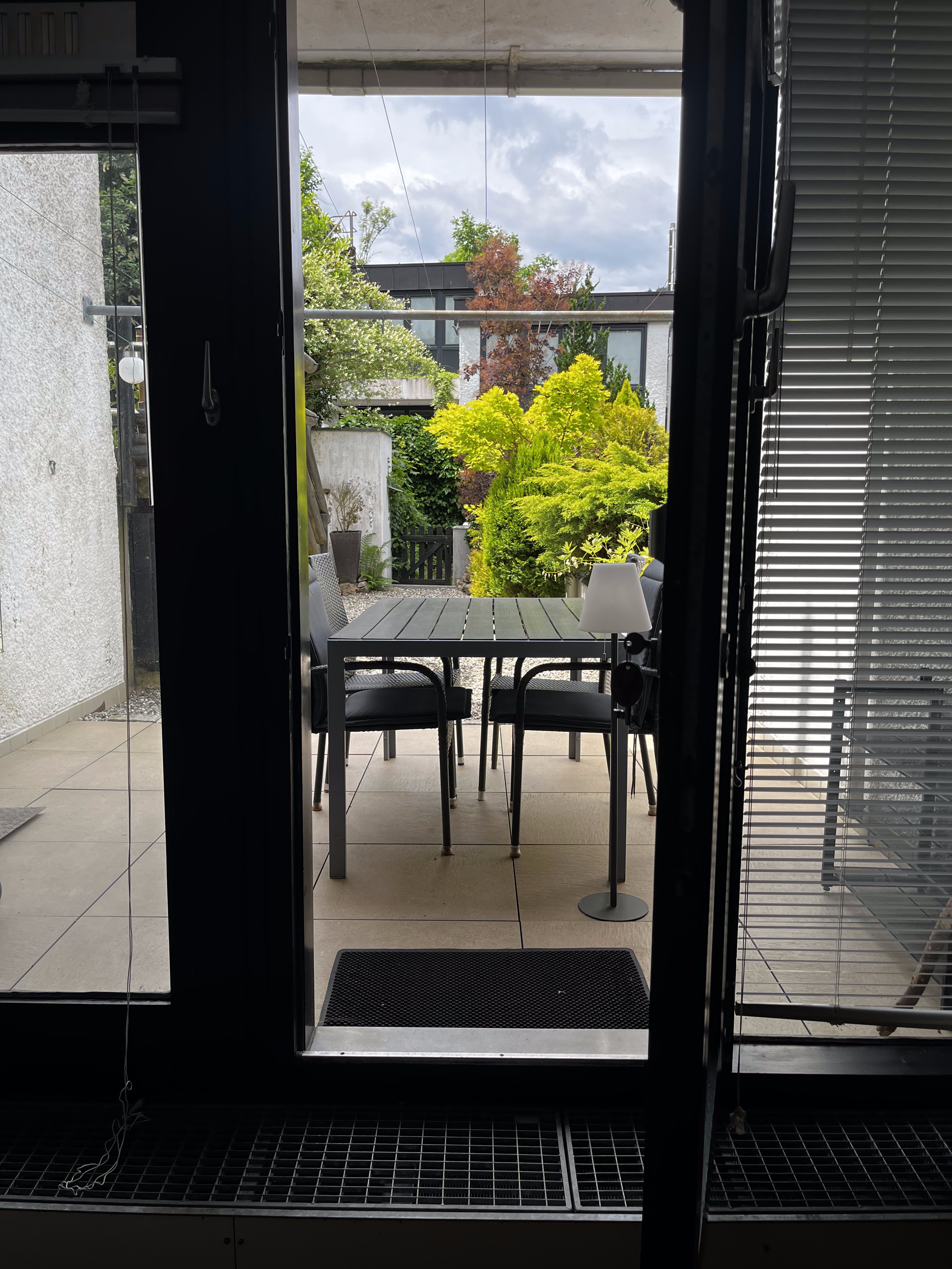 Blick durch die Terrassentür