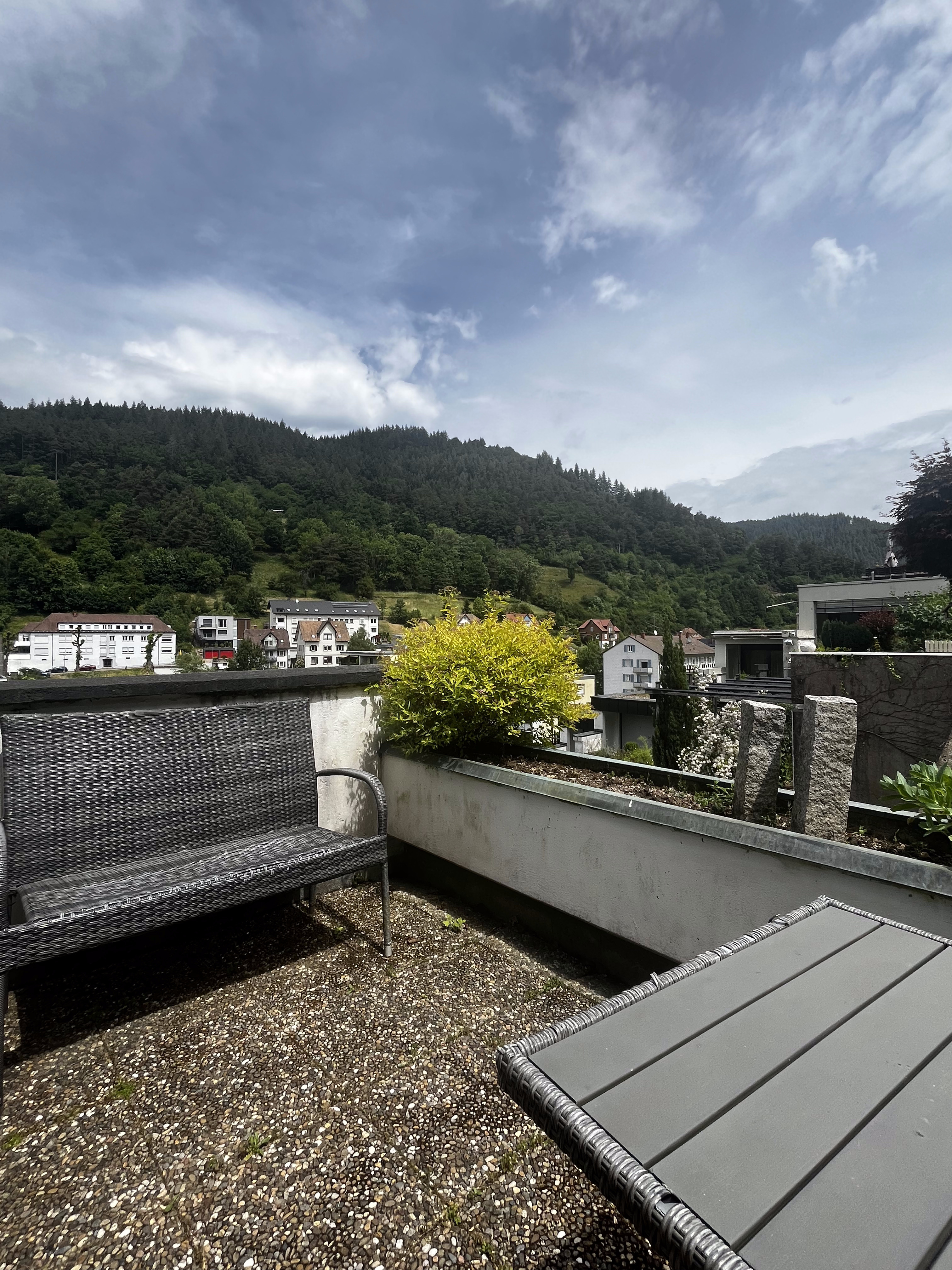 Obere Terrasse mit Sitzbank